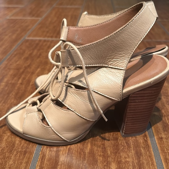 Tan heels - Picture 4 of 4